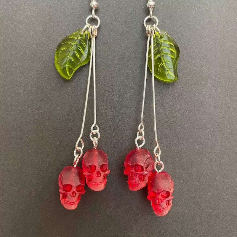 Women'S Vampire Accessories - ゴシックスカルチェリーイヤリング女性用ファッション異教魔女ジュエリーアクセサリーギフトレッドヴァンパイアスカルグリーンリーフイヤーフックトレンド