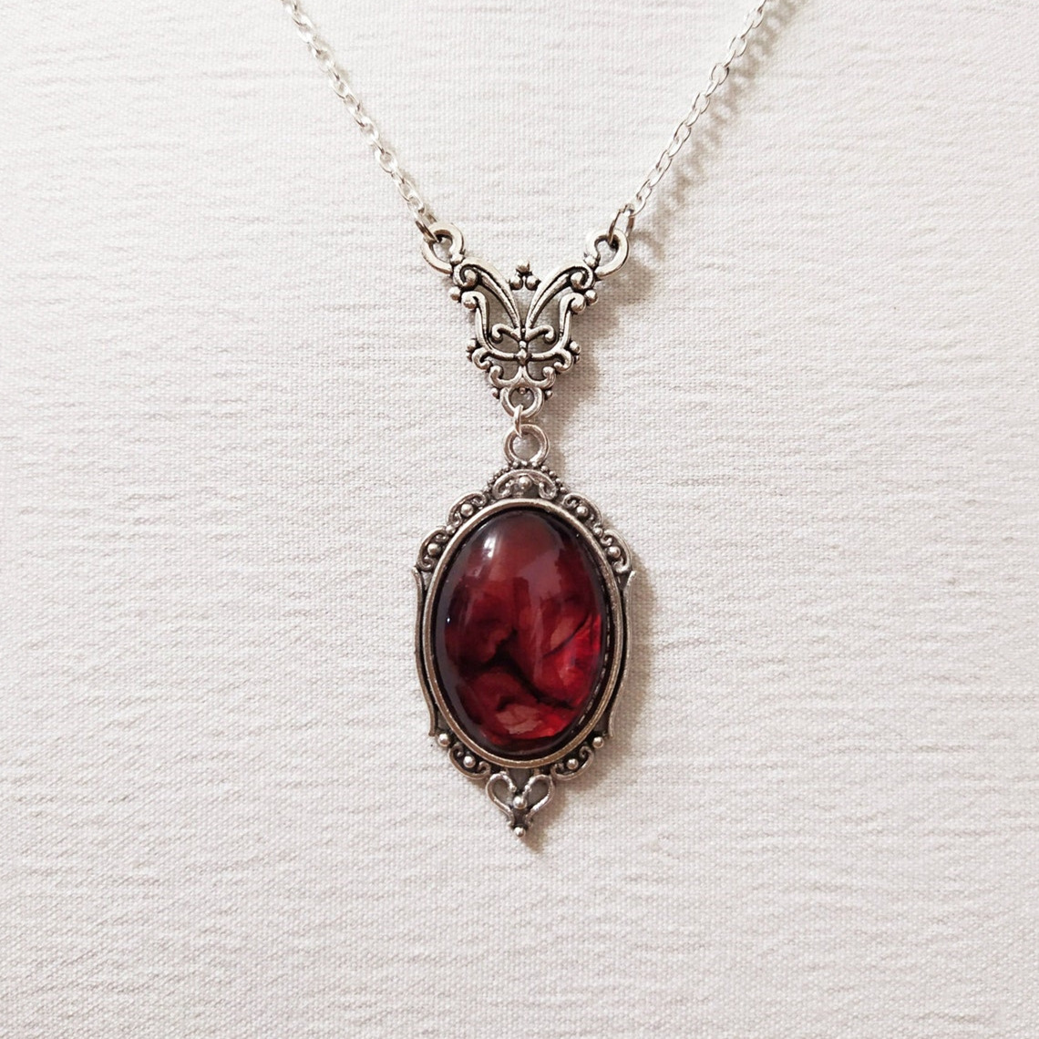 Women'S Vampire Accessories - ヴィンテージゴシックブラッドレッドクォーツチャームネックレス蝶のネックレス女性吸血鬼エンボス魔女ジュエリーアクセサリー