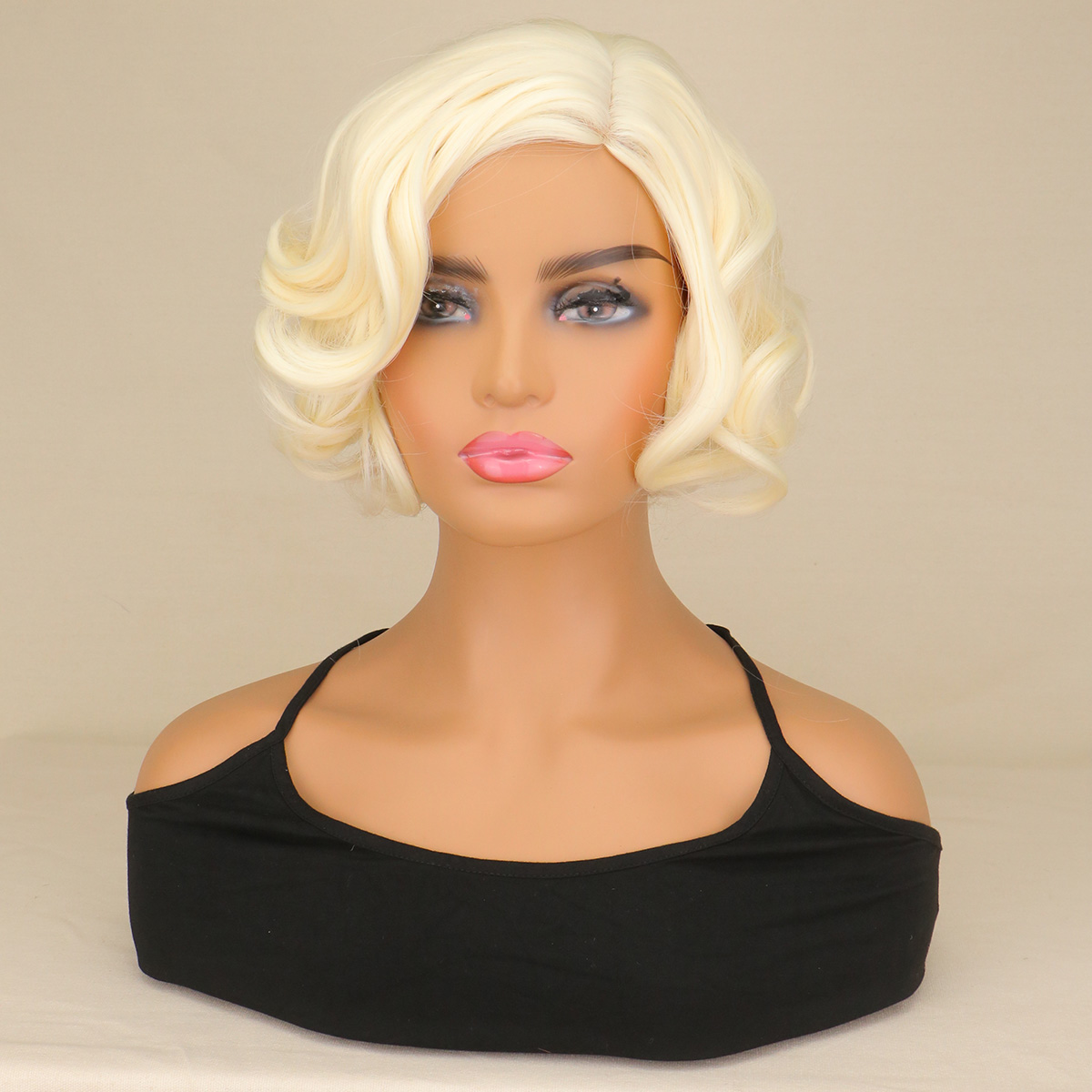 Women'S Accessories In The 60S - 女性合成ショートカーリーヘアブロンド混合ウィッグ女性 1950 年代ウィッグ 60 年代コスプレウィッグハロウィンコスチューム女性のための