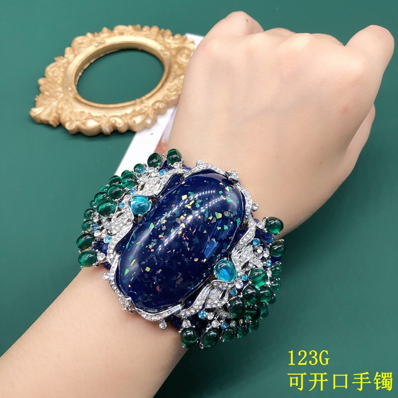 Resin Bangle Bracelet - 高級ヴィンテージ風ビーズブレスレット、ラインストーンとエメラルドレジンを象嵌した繊細なハイエンドレディースパーティージュエリーギフト