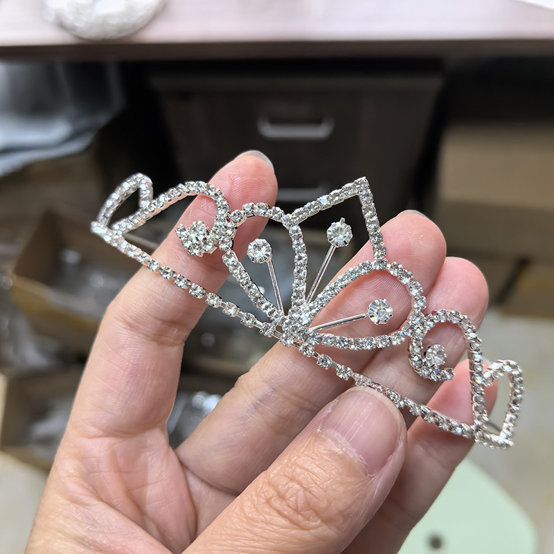 シルバーカラーのラインストーンブライダルクラウン高級クリスタ - Women Accessories For Wedding のレビューと価格