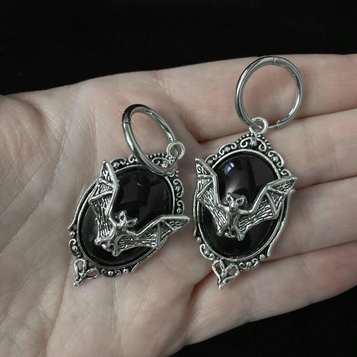 ヴァンパイアバットイヤリング、ゴシックジュエリー、魔術アクセ - Women'S Vampire Accessories のレビューと価格