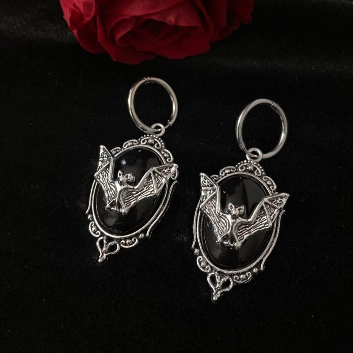 ヴァンパイアバットイヤリング、ゴシックジュエリー、魔術アクセ - Women'S Vampire Accessories のレビューと価格